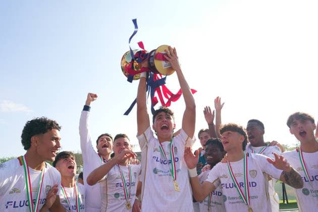 Cagliari s players celebrate wiinning the trophy during the Primavera Italy Cup final soccer match between Milan and Cagliari at Arena Civica Gianni Brera in Milan , North Italy - Wednesday April 09 , 2025 . - Soccer .  Copyright: xSpada LaPressex