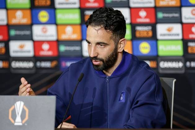 Manchester United, ManU press conference, PK, Pressekonferenz Manchester United Manager Ruben Amorim gestures at the Manchester United Press Conference ahead of the Olympique Lyonnais v Manchester United FC UEFA Europa League Quarter-Final 1st leg match at OL Stadium, Lyon, France on 9 April 2025 Credit: Phil Duncan Every Second Media Editorial use only. All images are copyright Every Second Media Limited. No images may be reproduced without prior permission. Copyright: xIMAGO EveryxSecondxMediax ESM-1412-0007 PhilxDuncanx xEveryxSecondxMediax