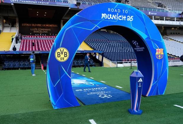 09 04 2025, xslx, Football UEFA Champions League, FC Barcelona Borussia Dortmund v l Stadium view interior, grass UEFA REGULATIONS PROHIBIT ANY USE OF PHOTOGRAPHS as IMAGE SEQUENCES and or QUASI VIDEO Barcelona