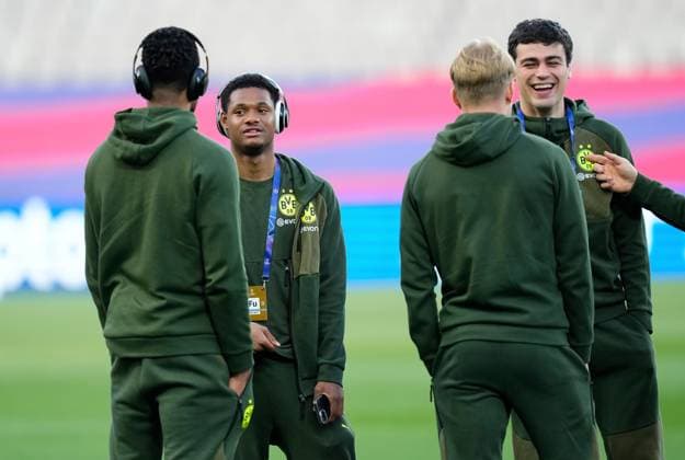 09 04 2025, xslx, Football UEFA Champions League, FC Barcelona Borussia Dortmund v l Dortmund players at the pitch inspection UEFA REGULATIONS PROHIBIT ANY USE OF PHOTOGRAPHS as IMAGE SEQUENCES and or QUASI VIDEO Barcelona