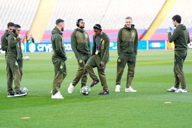 09 04 2025, xslx, Football UEFA Champions League, FC Barcelona Borussia Dortmund v l Dortmund players at the pitch inspection UEFA REGULATIONS PROHIBIT ANY USE OF PHOTOGRAPHS as IMAGE SEQUENCES and or QUASI VIDEO Barcelona