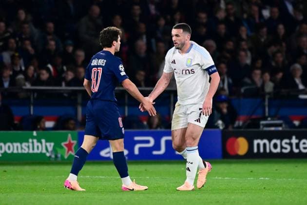 FOOTBALL : PSG vs Aston Villa - Ligue des Champions - 09 04 2025 Joao Pedro Goncalves Neves ( 87 - PSG ) shake hands with John McGinn ( 7 - Aston Villa ) during the UEFA Champions League match between Paris Saint Germain and Aston Villa FC at Parc Des Princes on April 09 , 2025 in Paris, France. ( Photo by Dante Badano PsnewZ ) - ParisFrance  Copyright: xDantexBadanox