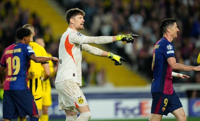 09 04 2025, xslx, Football UEFA Champions League, FC Barcelona Borussia Dortmund v l Gregor Knobel Borussia Dortmund gives instructions, gesticulates, gesticulate with arms gives instructions, gesticulate UEFA REGULATIONS PROHIBIT ANY USE OF PHOTOGRAPHS as IMAGE SEQUENCES and or QUASI VIDEO Barcelona