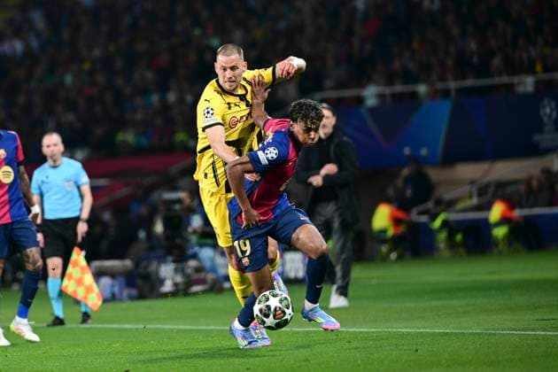 Waldemar Anton 3 Borussia Dortmund in duel, action, with Lamine Yamal 19 FC Barcelona , FC Barcelona vs Borussia Dortmund, football, Champions League, quarter-final, 09 04 2025 Barcelona Catalonia Spain Copyright: xkolbert-press MarcxNiemeyerx
