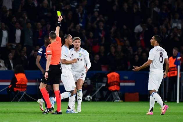 FOOTBALL : PSG vs Aston Villa - Ligue des Champions - 09 04 2025 Maurizio Mariani( ( referee ) shows a yellow card to Matty Cash ( 2 - Aston Villa ) during the UEFA Champions League match between Paris Saint Germain and Aston Villa FC at Parc Des Princes on April 09 , 2025 in Paris, France. ( Photo by Dante Badano PsnewZ ) - ParisFrance  Copyright: xDantexBadanox