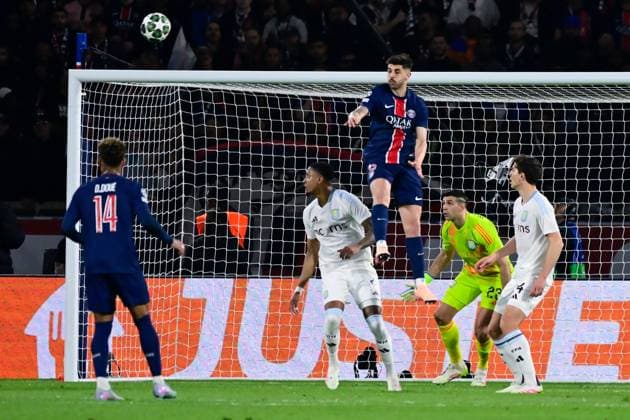 FOOTBALL : PSG vs Aston Villa - Ligue des Champions - 09 04 2025 Lucas Beraldo ( 35 - PSG ) and Emiliano Martinez ( 23 - Aston Villa ) during the UEFA Champions League match between Paris Saint Germain and Aston Villa FC at Parc Des Princes on April 09 , 2025 in Paris, France. ( Photo by Dante Badano PsnewZ ) - ParisFrance  Copyright: xDantexBadanox