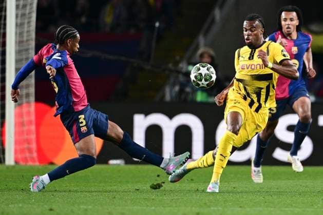 Carney Chukwuemeka 17 Borussia Dortmund in duel, action, with Alejandro Balde 3 FC Barcelona , FC Barcelona vs Borussia Dortmund, football, Champions League, quarter-final, 09 04 2025 Barcelona Catalonia Spain Copyright: xkolbert-press MarcxNiemeyerx