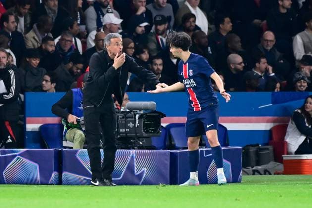 FOOTBALL : PSG vs Aston Villa - Ligue des Champions - 09 04 2025 Luis Enrique Martinez ( coach PSG ) talks with Vitinha Vitor Machado ( 17 - PSG ) during the UEFA Champions League match between Paris Saint Germain and Aston Villa FC at Parc Des Princes on April 09 , 2025 in Paris, France. ( Photo by Dante Badano PsnewZ ) - ParisFrance  Copyright: xDantexBadanox