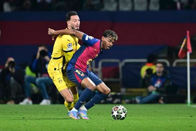 Ramy Bensebaini 5 Borussia Dortmund in duel, action, with Lamine Yamal 19 FC Barcelona , FC Barcelona vs Borussia Dortmund, football, Champions League, quarter-final, 09 04 2025 Barcelona Catalonia Spain Copyright: xkolbert-press MarcxNiemeyerx
