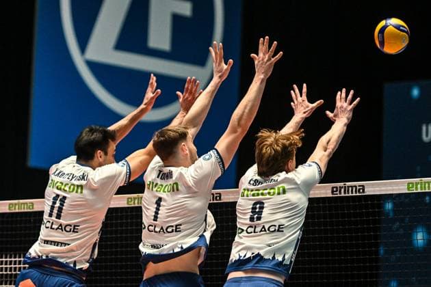 GER, VBL, VfB Friedrichshafen vs SVG Lüneburg 09 04 2025, Spacetech Arena, Friedrichshafen, GER, VBL, VfB Friedrichshafen vs SVG Lüneburg, in the picture Xander Ketrzynski Lueneburg, 11 , Simon Torwie Lueneburg, 1 , Oskar Espeland Lueneburg, 9 nordphotoxGmbHx xHafner nph00200