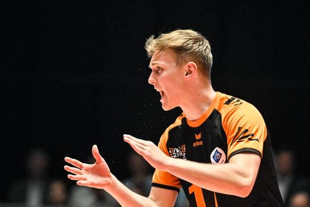 GER, VBL, VfB Friedrichshafen vs SVG Lüneburg 09 04 2025, Spacetech Arena, Friedrichshafen, GER, VBL, VfB Friedrichshafen vs SVG Lüneburg, in the picture Lenny Graven Friedrichshafen, 17 cheers on his teammates nordphotoxGmbHx xHafner nph00200