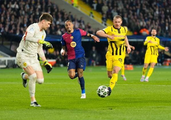09 04 2025, xslx, Football UEFA Champions League, FC Barcelona Borussia Dortmund v l Gregor Knobel Borussia Dortmund , Raphinha FC Barcelona , Julian Ryerson Borussia Dortmund UEFA REGULATIONS PROHIBIT ANY USE OF PHOTOGRAPHS as IMAGE SEQUENCES and or QUASI VIDEO Barcelona