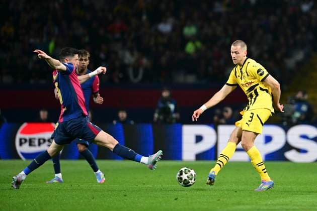 Waldemar Anton 3 Borussia Dortmund in duel, action, with Robert Lewandowski 9 FC Barcelona , FC Barcelona vs Borussia Dortmund, football, Champions League, quarter-final, 09 04 2025 Barcelona Catalonia Spain Copyright: xkolbert-press MarcxNiemeyerx