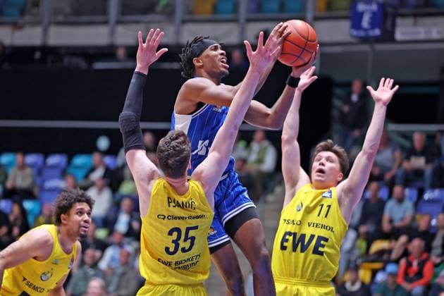 Sport Themen der Woche KW15 Sport Bilder des Tages Malik Parsons (Frankfurt - Fraport Skyliners, 0) kämpferisch zum Korberfolg, Basketball BBL, Skyliners Frankfurt - EWE Baskets Oldenburg, 09.04.2025 - *** Malik Parsons Frankfurt Fraport Skyliners, 0 fighting to score, Basketball BBL, Skyliners Frankfurt EWE Baskets Oldenburg, 09 04 2025