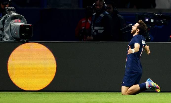 Khvicha Kvaratskhelia of Paris Saint-Germain celebrates scoring a goal after making the score 2-1. Paris Saint-Germain v Aston Villa, UEFA Champions League, Quarter-Finals, 1st Leg, Football, Parc des Princes, Paris, France - 09 Apr 2025 EDITORIAL USE ONLY No use with unauthorised audio, video, data, fixture lists, club league logos or live services. Online in-match use limited to 120 images, no video emulation. No use in betting, games or single club league player publications.  Copyright: xJamesxMarsh Shutterstockx 15243606bu