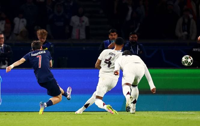 Khvicha Kvaratskhelia of Paris Saint-Germain scores a goal to make the score 2-1. Paris Saint-Germain v Aston Villa, UEFA Champions League, Quarter-Finals, 1st Leg, Football, Parc des Princes, Paris, France - 09 Apr 2025 EDITORIAL USE ONLY No use with unauthorised audio, video, data, fixture lists, club league logos or live services. Online in-match use limited to 120 images, no video emulation. No use in betting, games or single club league player publications.  Copyright: xJamesxMarsh Shutterstockx 15243606bw