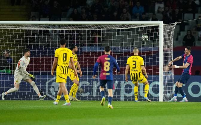 09 04 2025, xslx, Football UEFA Champions League, FC Barcelona Borussia Dortmund v l Gregor Knobel Borussia Dortmund , Serhou Guirassy Borussia Dortmund , Robert Lewandwowski FC Barcelona Goal scored, scored the goal to 2 0 UEFA REGULATIONS PROHIBIT ANY USE OF PHOTOGRAPHS as IMAGE SEQUENCES and or QUASI VIDEO Barcelona