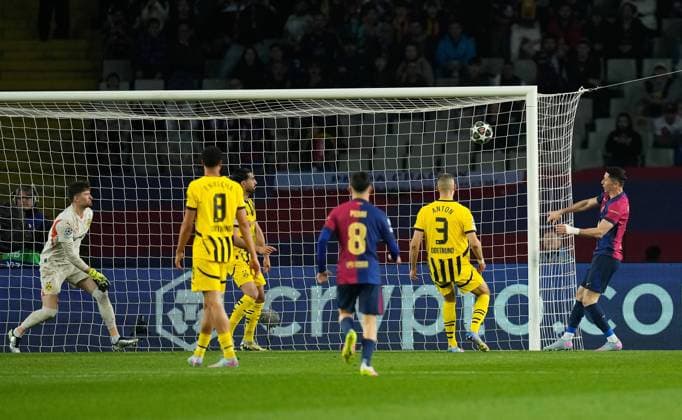 09 04 2025, xslx, Football UEFA Champions League, FC Barcelona Borussia Dortmund v l Gregor Knobel Borussia Dortmund , Serhou Guirassy Borussia Dortmund , Robert Lewandwowski FC Barcelona Goal scored, scored the goal to 2 0 UEFA REGULATIONS PROHIBIT ANY USE OF PHOTOGRAPHS as IMAGE SEQUENCES and or QUASI VIDEO Barcelona