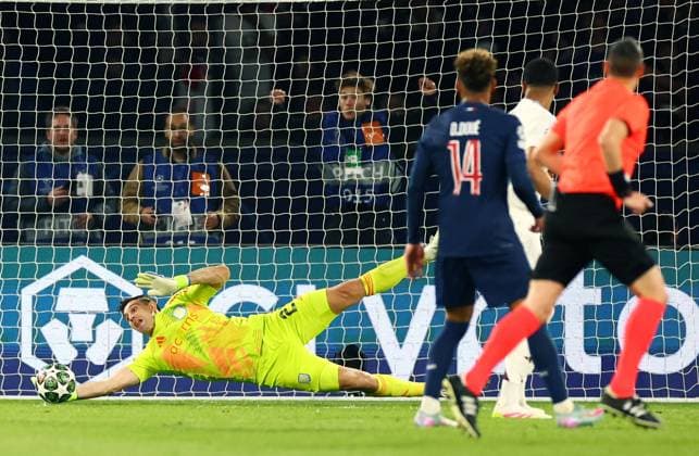 Emiliano Martinez of Aston Villa makes a save. Paris Saint-Germain v Aston Villa, UEFA Champions League, Quarter-Finals, 1st Leg, Football, Parc des Princes, Paris, France - 09 Apr 2025 EDITORIAL USE ONLY No use with unauthorised audio, video, data, fixture lists, club league logos or live services. Online in-match use limited to 120 images, no video emulation. No use in betting, games or single club league player publications.  Copyright: xJamesxMarsh Shutterstockx 15243606ca