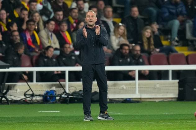 09 04 2025, xslx, Football UEFA Champions League, FC Barcelona Borussia Dortmund v l Coach Hani Flick FC Barcelona gives instructions, gesticulates, gesticulate with arms gives instructions, gesticulate UEFA REGULATIONS PROHIBIT ANY USE OF PHOTOGRAPHS as IMAGE SEQUENCES and or QUASI VIDEO Barcelona