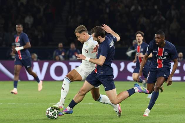 FOOTBALL : Paris Saint Germain Vs Aston Villa - Ligue des Champions - 09 04 2025 Khvicha Kvaratskhelia (PSG) Vs Matty Cash (Aston Villa) ParisFrance  Copyright: xMichtofx