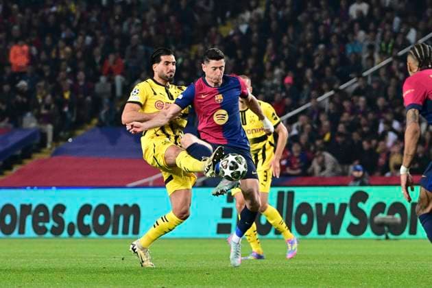 Emre Can 23 Borussia Dortmund in duel, action, with Robert Lewandowski 9 FC Barcelona , FC Barcelona vs Borussia Dortmund, football, Champions League, quarter-final, 09 04 2025 Barcelona Catalonia Spain Copyright: xkolbert-press MarcxNiemeyerx