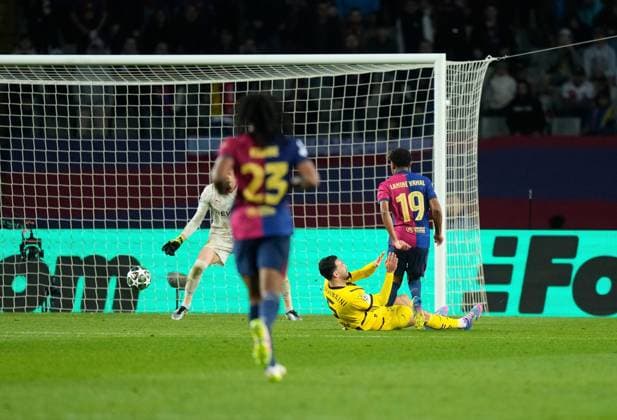 09 04 2025, xslx, Football UEFA Champions League, FC Barcelona Borussia Dortmund v l Gregor Knobel Borussia Dortmund , Ramy Bensebaini Borussia Dortmund , Lamine Yamal FC Barcelona Goal scored, scored the goal to 4 0 UEFA REGULATIONS PROHIBIT ANY USE OF PHOTOGRAPHS as IMAGE SEQUENCES and or QUASI VIDEO Barcelona