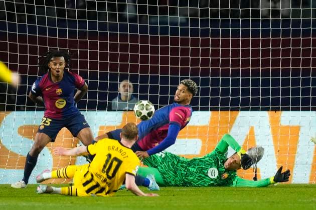 FC Barcelona, Barca v Borussia Dortmund - UEFA Champions League 2024 25 Quarter Final First Leg Julian Brandt attacking midfield of Borussia Dortmund and Germany shooting to goal and Ronald Araujo centre-back of Barcelona and Uruguay makes a save during the UEFA Champions League 2024 25 Quarter Final First Leg match between FC Barcelona and Borussia Dortmund at Estadi Olimpic Lluis Companys on April 9, 2025 in Barcelona, Spain. Barcelona Spain  Copyright: xJosexBretonx originalFilename:bretonhernandez-fcbarcel250409_npbtF.jpg