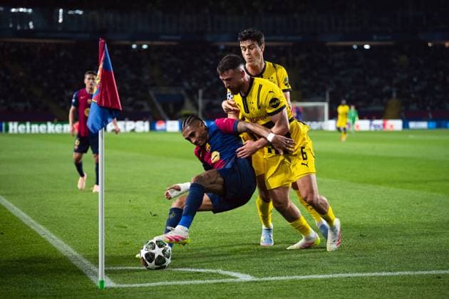 Spain-Football-Champions League - Quarters of Final First Leg - FC Barcelona, Barca v Borussia Dortmund in Barcelona, Spain. Barcelona, Spain, 9, April, 2025. Spain-Football-Champions League - Quarters of Final First Leg - FC Barcelona v Borussia Dortmund. (11) Raphinha vies with (6) Salih Ozcan. Barcelona Olympic Stadium Lluis Companys Barcelona Spain