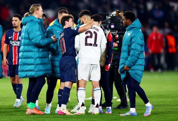 On loan from PSG Marco Asensio of Aston Villa speaks with PSG players at full time. Paris Saint-Germain v Aston Villa, UEFA Champions League, Quarter-Finals, 1st Leg, Football, Parc des Princes, Paris, France - 09 Apr 2025 EDITORIAL USE ONLY No use with unauthorised audio, video, data, fixture lists, club league logos or live services. Online in-match use limited to 120 images, no video emulation. No use in betting, games or single club league player publications.  Copyright: xJamesxMarsh Shutterstockx 15243606cp
