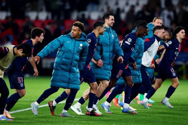PSG players celebrate at full time. Paris Saint-Germain v Aston Villa, UEFA Champions League, Quarter-Finals, 1st Leg, Football, Parc des Princes, Paris, France - 09 Apr 2025 EDITORIAL USE ONLY No use with unauthorised audio, video, data, fixture lists, club league logos or live services. Online in-match use limited to 120 images, no video emulation. No use in betting, games or single club league player publications.  Copyright: xJamesxMarsh Shutterstockx 15243606cs
