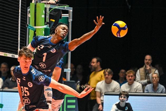 GER, VBL, VfB Friedrichshafen vs SVG Lüneburg 09 04 2025, Spacetech Arena, Friedrichshafen, GER, VBL, VfB Friedrichshafen vs SVG Lüneburg, in the picture Jackson Young Friedrichshafen, 15 and Jose Israel Masso Alvarez Friedrichshafen, 1 during an unsuccessful defense nordphotoxGmbHx xHafner nph00200