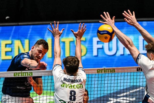 GER, VBL, VfB Friedrichshafen vs SVG Lüneburg 09 04 2025, Spacetech Arena, Friedrichshafen, GER, VBL, VfB Friedrichshafen vs SVG Lüneburg, in the picture Michal Superlak Friedrichshafen, 6 hits the block, Theo Mohwinkel Lueneburg, 8 nordphotoxGmbHx xHafner nph00200