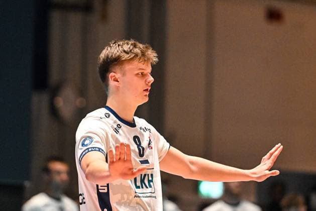GER, VBL, VfB Friedrichshafen vs SVG Lüneburg 09 04 2025, Spacetech Arena, Friedrichshafen, GER, VBL, VfB Friedrichshafen vs SVG Lüneburg, in the picture Theo Mohwinkel Lueneburg, 8 reassures his teammates nordphotoxGmbHx xHafner nph00200
