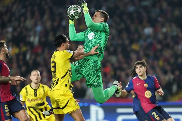 April 9, 2025, Barcelona, Barcelona, SPAIN: Wokciech Szczesny of FC Barcelona, Barca stop the ball during the UEFA Champions League 2024 25 quarter-final first leg, match between FC Barcelona and Borussia Dortmund at Estadi Olimpic Lluis Companys on April 09, 2025 in Barcelona, Spain. Barcelona SPAIN - ZUMAa181 20250409_zaa_a181_129 Copyright: xIrinaxR.xHipolitox