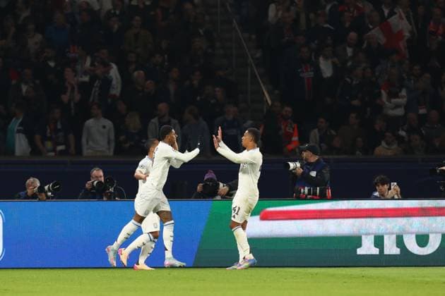April 9, 2025, Paris, Ile-De-France, France: MORGAN ROGERS 27 of ASTON VILLA celebrates with his teammates for scoring their side s first goal in the UEFA 2024 25 Quarter-Final first leg game between PARIS SAINT GERMAIN and ASTON VILLA at the Parc des Princes stadium in Paris, France Paris France - ZUMAc179 20250409_zep_c179_008 Copyright: xMickaelxChavetx