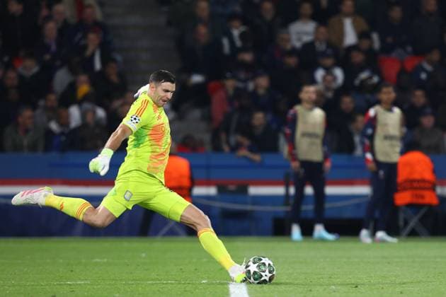 April 9, 2025, Paris, Ile-De-France, France: EMILIANO MARTINEZ of ASTON VILLA in the UEFA 2024 25 Quarter-Final first leg game between PARIS SAINT GERMAIN and ASTON VILLA at the Parc des Princes stadium in Paris, France Paris France - ZUMAc179 20250409_zep_c179_057 Copyright: xMickaelxChavetx