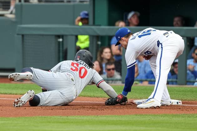 MLB, Baseball Herren, USA 2025: Twins Vs Royals APR 09 April 9, 2025: Minnesota Twins third baseman Willi Castro (50) slides back into first base safe beating the tag from Kansas City Royals first baseman Cavan Biggio (18) during the first inning of an MLB baseball game at Kauffman Stadium in Kansas City, MO. David Smith CSM (Credit Image: Â David Smith Cal Media) Kansas City Mo United States of America EDITORIAL USE ONLY Copyright: xx ZUMA-20250409_zma_c04_005.jpg DavidxSmithx csmphotothree374529