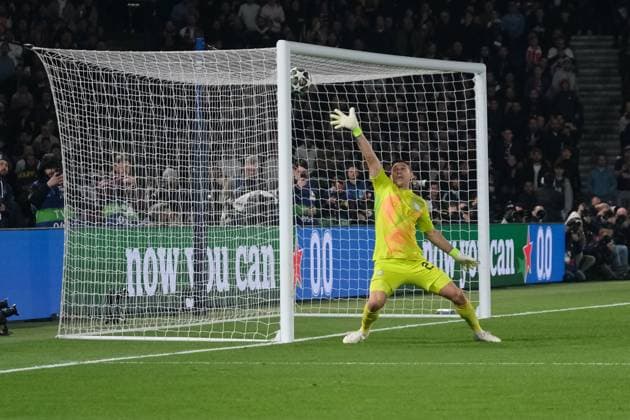 April 10, 2025, Paris, France: Aston Villa Goalkeeper EMILIANO MARToÂNEZ cannot prevent the ball from entering his goal during the UEFA Champions League Quarter-finals 1st leg between Paris Saint Germain and Aston Villa at the Parc des Princes Stadium - Paris - France ..PSG won 3:1 Paris France - ZUMAp119 20250410_zaf_p119_019 Copyright: xPierrexSteveninx