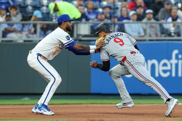 MLB, Baseball Herren, USA 2025: Twins Vs Royals APR 09 April 9, 2025: Kansas City Royals third baseman Maikel Garcia (11) tags Minnesota Twins left fielder Trevor Larnach (9) out on a run down during the fourth inning of an MLB baseball game at Kauffman Stadium in Kansas City, MO. David Smith CSM (Credit Image: Â David Smith Cal Media) Kansas City Mo United States of America EDITORIAL USE ONLY Copyright: xx ZUMA-20250409_zma_c04_015.jpg DavidxSmithx csmphotothree374533