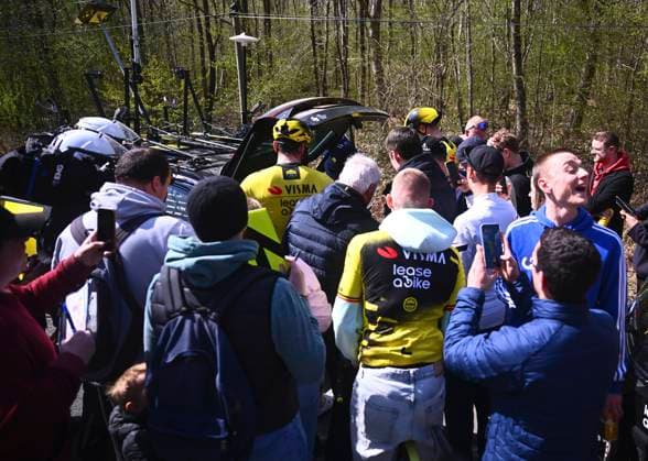 Paris-Roubaix 2025 Training Session ROUBAIX, FRANCE - APRIL 10 : team Visma Lease a Bike and supporters pictured during a training session prior the 122nd edition of ParisRoubaix an UCI World Tour cycling race for Men Elite with start in Compiegne and finish in Roubaix. on April 10, 2025 in Roubaix, France, 10 04 2025 ( Motordriver Guy De Vuyst - Roubaix France  Copyright: xGvgx