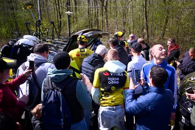 Paris-Roubaix 2025 Training Session ROUBAIX, FRANCE - APRIL 10 : team Visma Lease a Bike and supporters pictured during a training session prior the 122nd edition of ParisRoubaix an UCI World Tour cycling race for Men Elite with start in Compiegne and finish in Roubaix. on April 10, 2025 in Roubaix, France, 10 04 2025 ( Motordriver Guy De Vuyst - Roubaix France  Copyright: xGvgx