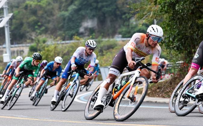 (250410) -- DONGFANG, April 10, 2025 -- Cyclists compete during Stage 4 at the 16th Tour of Hainan cycling race from Baoting to Dongfang, south China s Hainan Province, April 10, 2025. ) (SP)CHINA-HAINAN-DONGFANG-CYCLING-TOUR OF HAINAN (CN) YangxGuanyu 