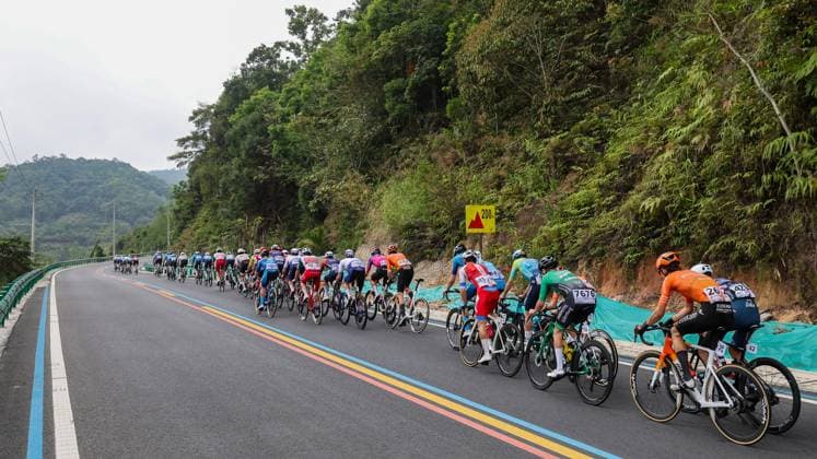 (250410) -- DONGFANG, April 10, 2025 -- Cyclists compete during Stage 4 at the 16th Tour of Hainan cycling race from Baoting to Dongfang, south China s Hainan Province, April 10, 2025. ) (SP)CHINA-HAINAN-DONGFANG-CYCLING-TOUR OF HAINAN (CN) YangxGuanyu 