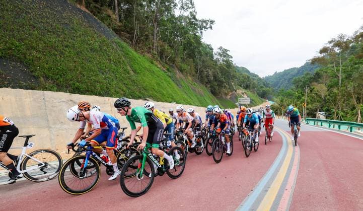 (250410) -- DONGFANG, April 10, 2025 -- Cyclists compete during Stage 4 at the 16th Tour of Hainan cycling race from Baoting to Dongfang, south China s Hainan Province, April 10, 2025. ) (SP)CHINA-HAINAN-DONGFANG-CYCLING-TOUR OF HAINAN (CN) YangxGuanyu 
