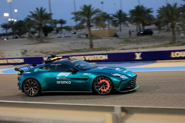 10 04 2025, Bahrain International Circuit, Sakhir, Formula 1 Gulf Air Bahrain Grand Prix 2025 ,in the picture glowing brake disks at the Aston Martin Safety Car Photo by Hasan Bratic DeFodi Images