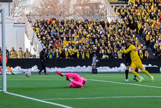 UEFA Europa League 24 25, quarterfinal, 1 match, Bodo Glimt Lazio Bodo 20250410 The crowd at the first UEFA Europa League quarterfinal football match between Bodo Glimt and Lazio at Aspmyra Stadium in Bodo Photo Lise Aserud NTB Bodo Norway EDITORIAL USE ONLY RESTRICTED USE FOR BETTING COMPANIES  Copyright: xLisexAserudx xNTBx