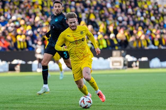 UEFA Europa League 24 25, quarterfinal, 1 match, Bodo Glimt Lazio Bodo 20250410 Lazios Matias Vecino and Bodo Glimts Ole Didrik Blomberg during the first UEFA Europa League quarterfinal football match between Bodo Glimt and Lazio at Aspmyra Stadium in Bodo Photo Lise Aserud NTB Bodo Norge EDITORIAL USE ONLY RESTRICTED USE FOR BETTING COMPANIES  Copyright: xLisexAserudx xNTBx