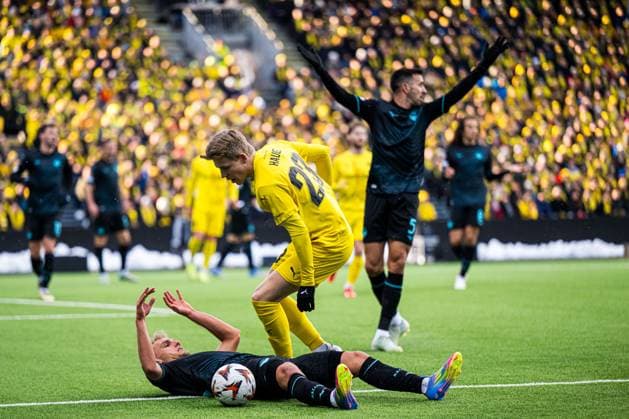250410 Gustav Isaksen of Lazio and Jens Petter Hauge of Bodo Glimt during the UEFA Europa League quarter final football match between Bodo Glimt and Lazio on April 10, 2025 in Bodo Photo Marius Simensen BILDBYRAN COP 238 bbeng bodo bodo glimt football fotball fotboll kvartfinale lazio quarter final soccer uefa europa league  Copyright: MARIUSxSIMENSEN BB250410BB600