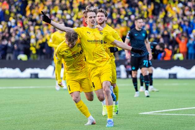 UEFA Europa League 24 25, quarterfinal, 1 match, Bodo Glimt Lazio Bodo 20250410 Bodo Glimts Ole Didrik Blomberg, left, and Kasper Hogh, right, celebrate after scoring 10 goals to Ulrik Saltnes during the first UEFA Europa League quarterfinal match between Bodo Glimt and Lazio at Aspmyra Stadium in Bodo Photo Lise Aserud NTB Bodo Norge EDITORIAL USE ONLY RESTRICTED USE FOR BETTING COMPANIES  Copyright: xLisexAserudx xNTBx